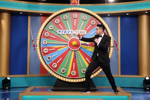 Crazy Time Live-Game-Show mit Moderator am bunten Gl&uuml;cksrad im OnlySpins live casino online